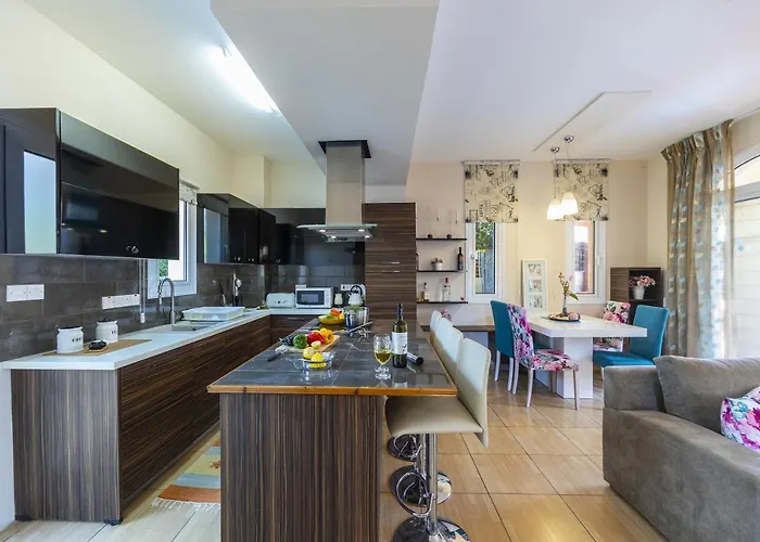 Vila Protaras Rocco *