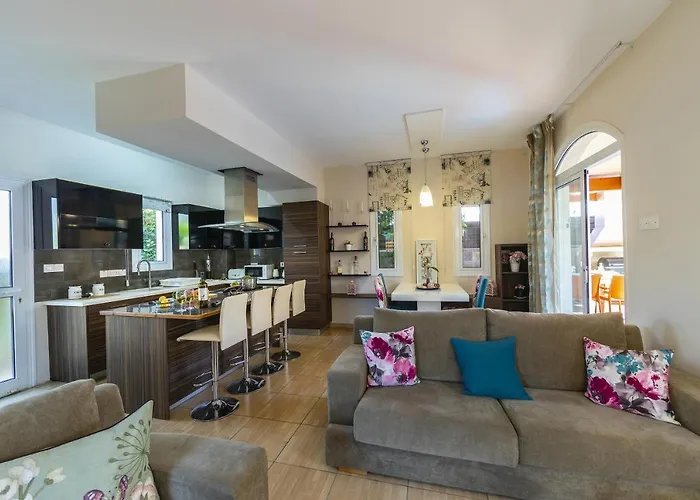 Vila Protaras Rocco *